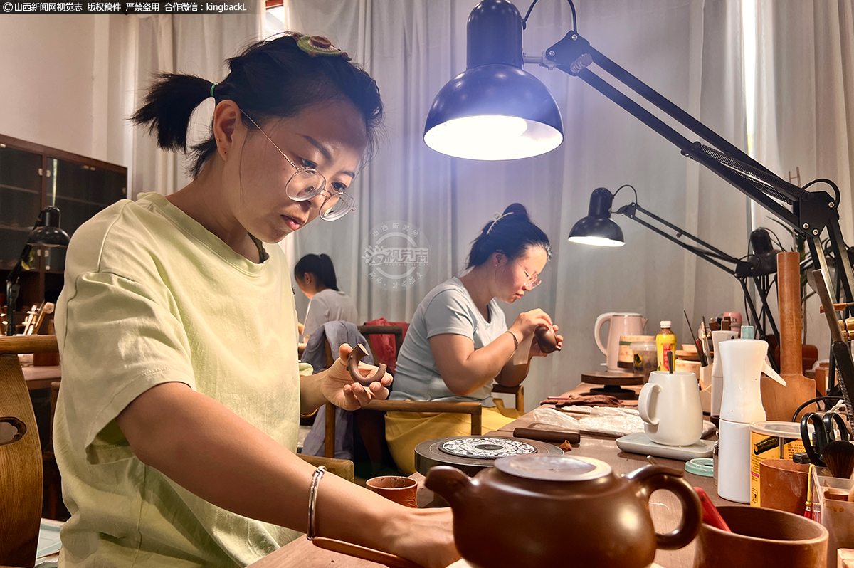     乡宁的紫砂匠人以灵巧的双手，将紫砂陶土塑造成一件件精美的器物，这些作品不仅承载着实用功能，更蕴含着深厚的文化内涵，远销各地，成为乡宁对外展示的一张亮丽名片。
