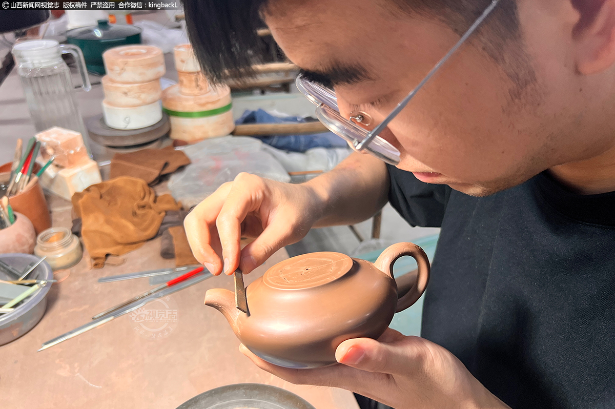      乡宁紫砂陶的制作过程，犹如一场泥土与匠心的奇妙对话，每一道工序都凝聚着匠人们的心血与智慧。
