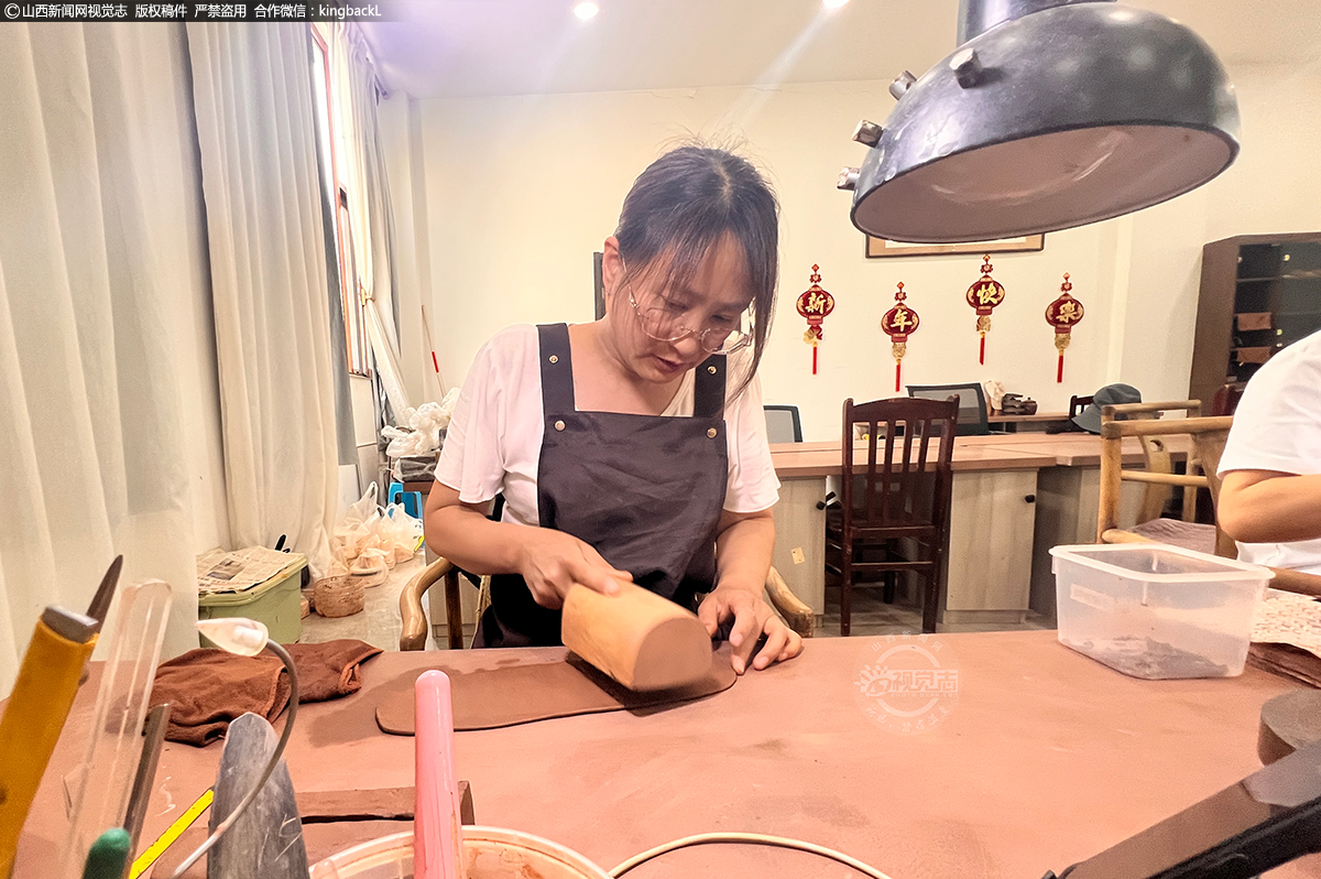      制作泥料是极为关键的一步，筛选后的陶土加入适量的水，经过反复的捶打、搅拌，让陶土与水充分融合，形成细腻、柔韧且具有良好可塑性的泥料。之后，泥料还需进行陈腐，即将其放置在特定环境中一段时间，使泥料中的有机物充分分解，进一步提升泥料的质量，经过陈腐的泥料制成的紫砂器，在烧制后会呈现出更加温润的质感和独特的色泽。
