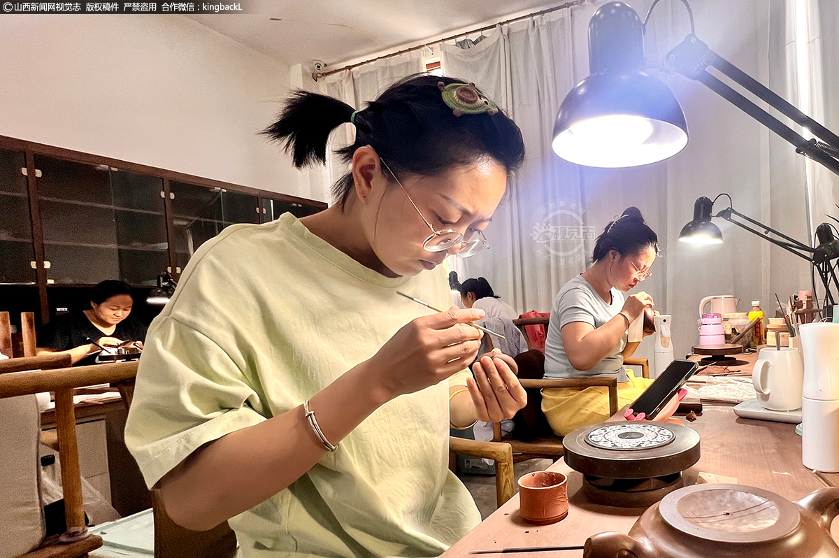      随着时代的变迁，乡宁紫砂工艺也曾经历过发展的低谷期，传统技艺面临着传承与创新的挑战。
