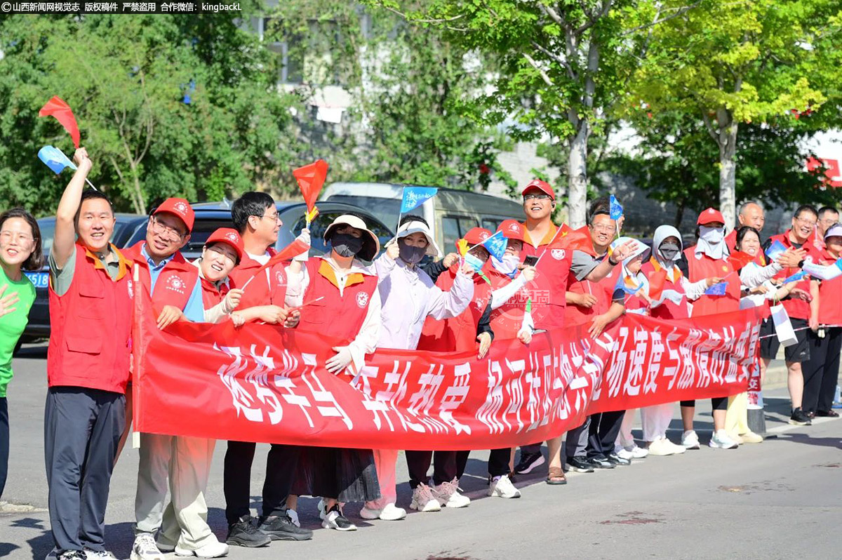      起跑前，威风锣鼓表演点燃全场，沁水人民以欢快鼓点和动感街舞助威，孩童摇旗呐喊，欢呼声浪环绕赛道。跑者矫健身姿掠过全民健身中心、游泳馆、铿锵脚步在滨河步道回荡，沿富氧绿道挥洒汗水，途经石楼公园、树理广场，热情的加油声再次沸腾跑者冲线的斗志。