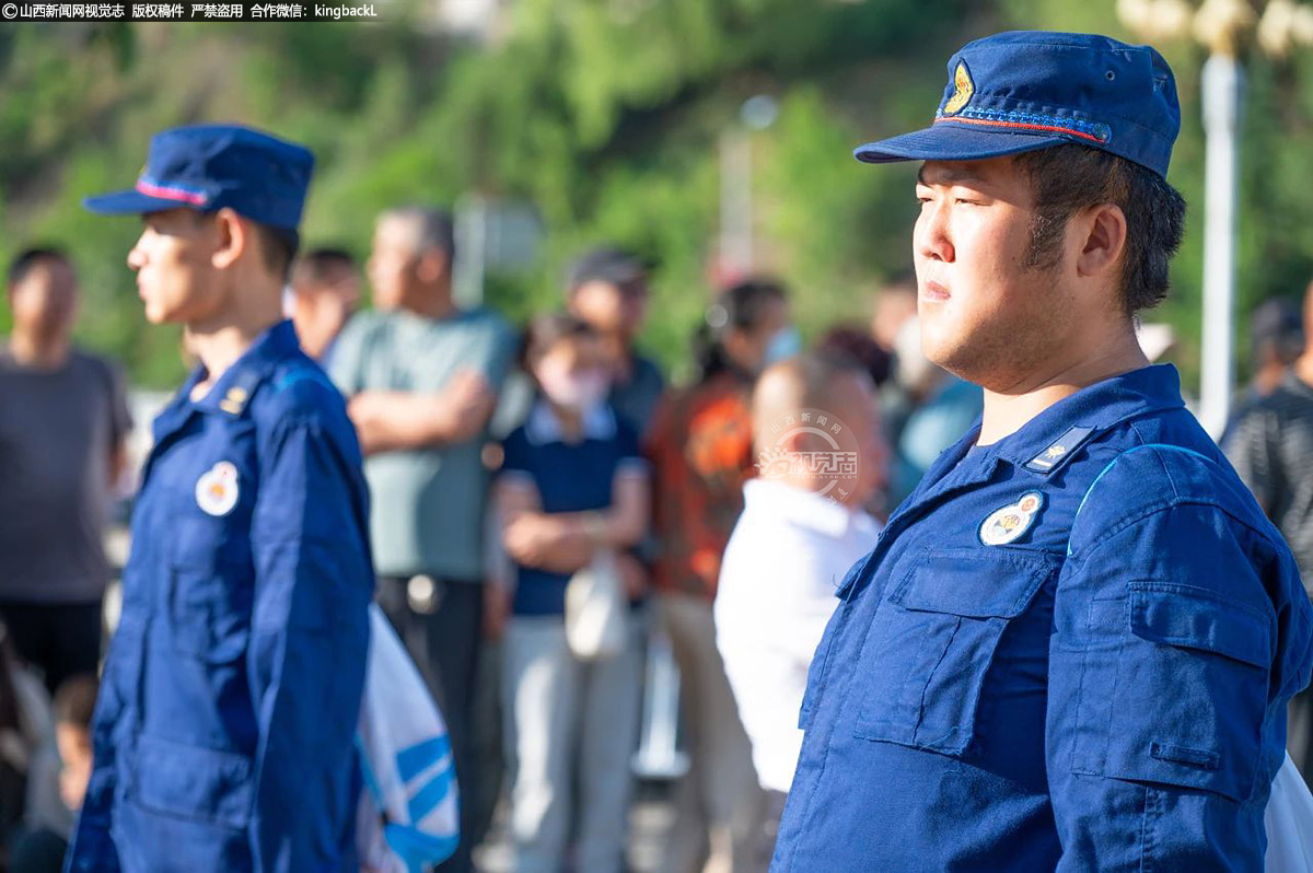      各执勤服务点安保人员严格做好赛道及周边道路的秩序维护。
