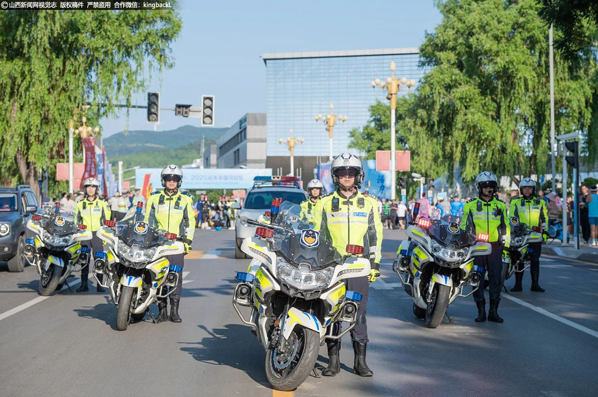      交警铁骑编队为运动员引跑，为参赛人员开道护航。