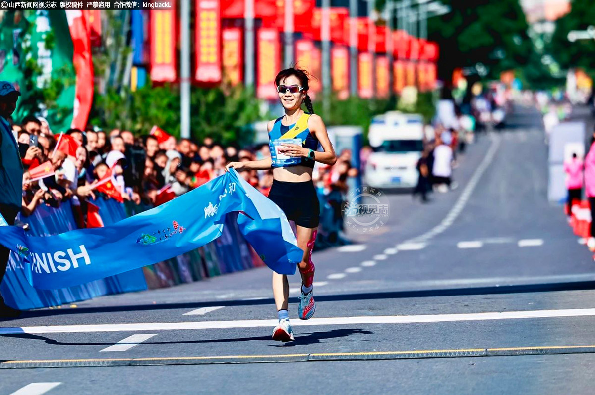      女子组王巧霞以1小时24分03秒强势登顶。