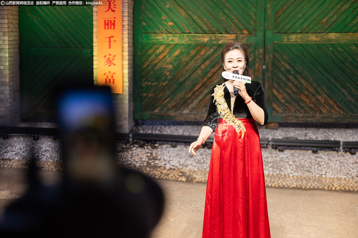      与此同时，动感舞蹈与欢快歌曲轮番上演，淋漓尽致展现襄垣人的热情活力。