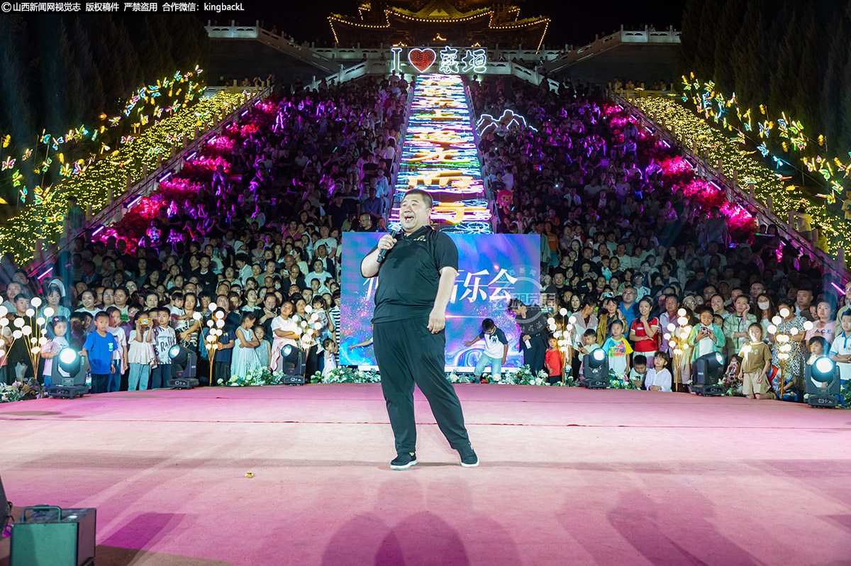      当日晚8时，仲夏音乐会准时启幕，个人独唱深情婉转。