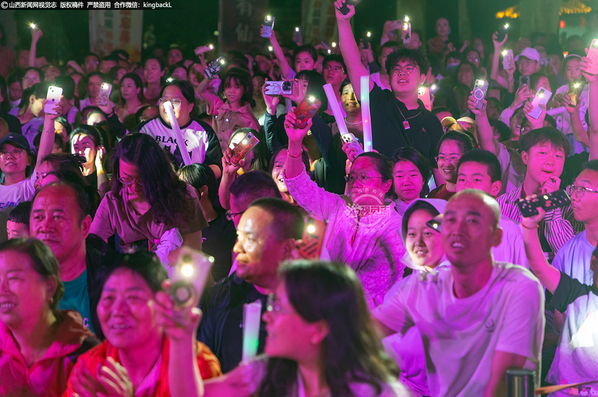      怀旧金曲与流行热曲交织回响，多彩节目与趣味活动相映成趣，将现场氛围一次次推向高潮。