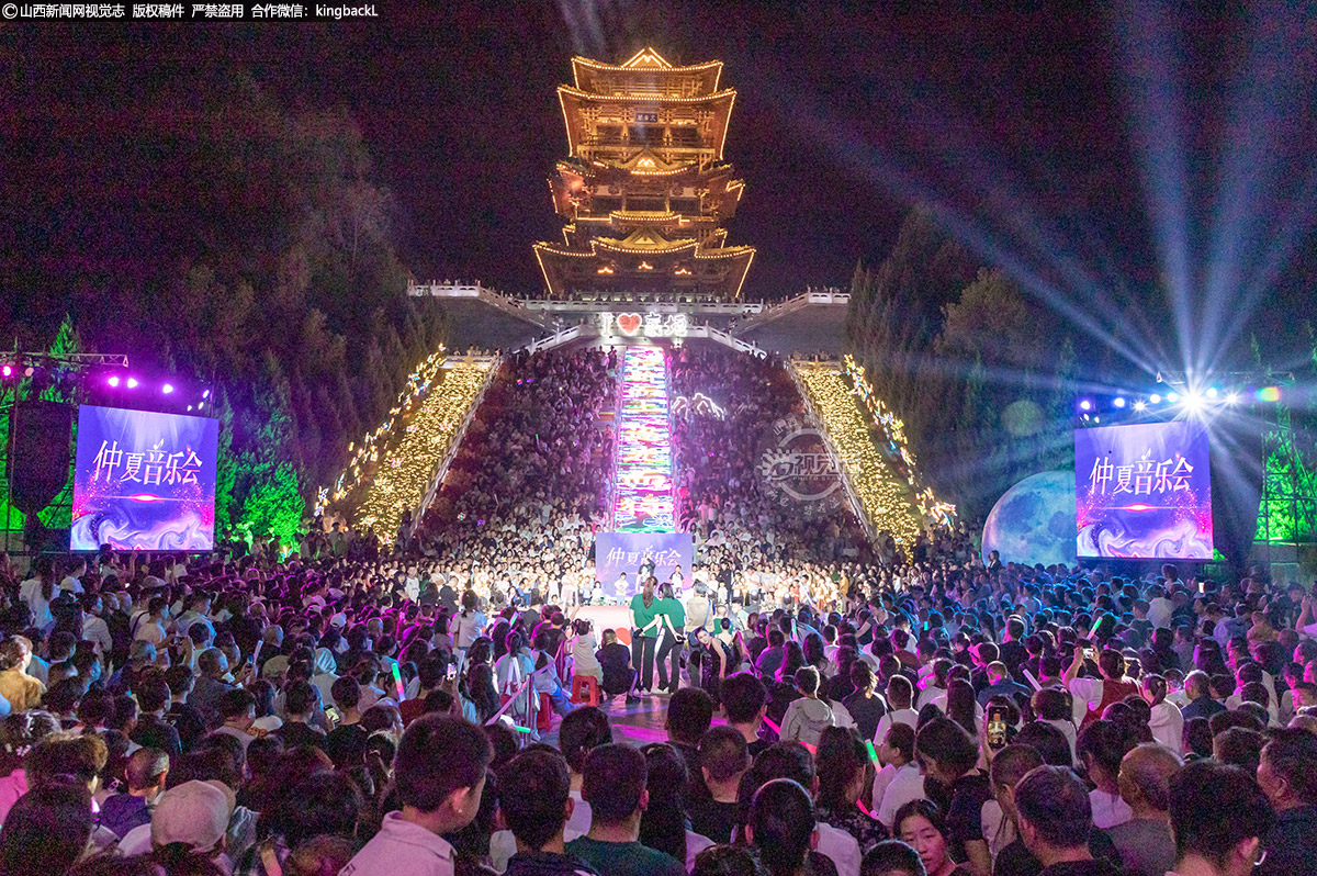      此次活动吸引近20000名观众驻足观看。