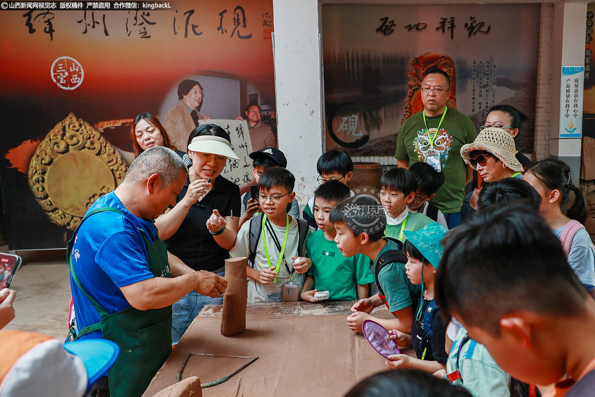      “原来澄泥砚的泥土要沉淀三年！”“福胜寺的壁画比课本上的图片更震撼！” 孩子们的感叹中，中华五千年文明以可触可感的方式铺展。