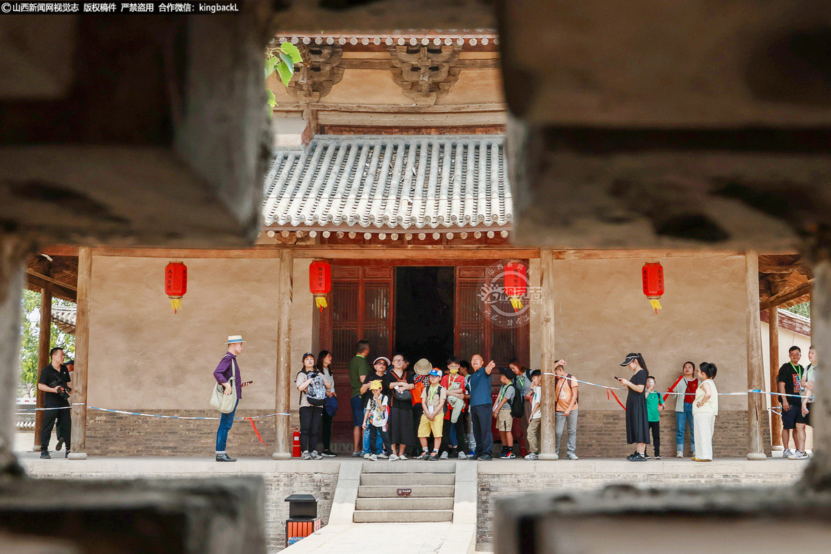      在《黑神话：悟空》取景地光村福胜寺，孩子们聆听讲解员讲述寺院与神话故事的渊源。
