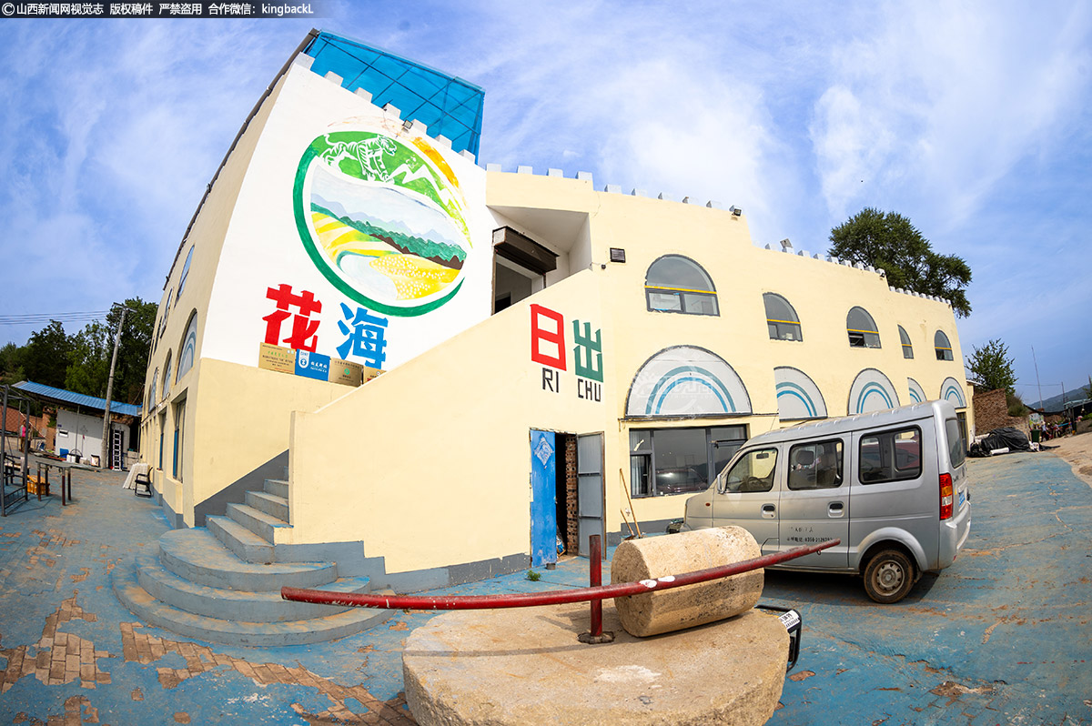      如今，120亩金银花基地已形成标准化生产规模，村里还成立“花海日出”种植专业合作社。