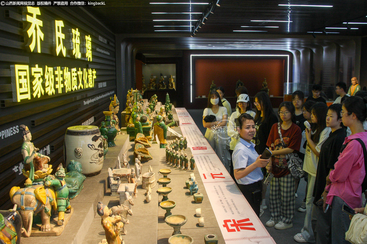      7月3日，阳城县凤城镇后则腰村的阳城琉璃博物馆迎来山西师范大学美术学院工艺美术系40名22、23级学生。他们在此开启沉浸式琉璃文化研学之旅，通过参观、体验、互动，近距离感受国家级非遗 “乔氏琉璃制作技艺” 的匠心魅力。（■本期摄影：陈来全 马玉）