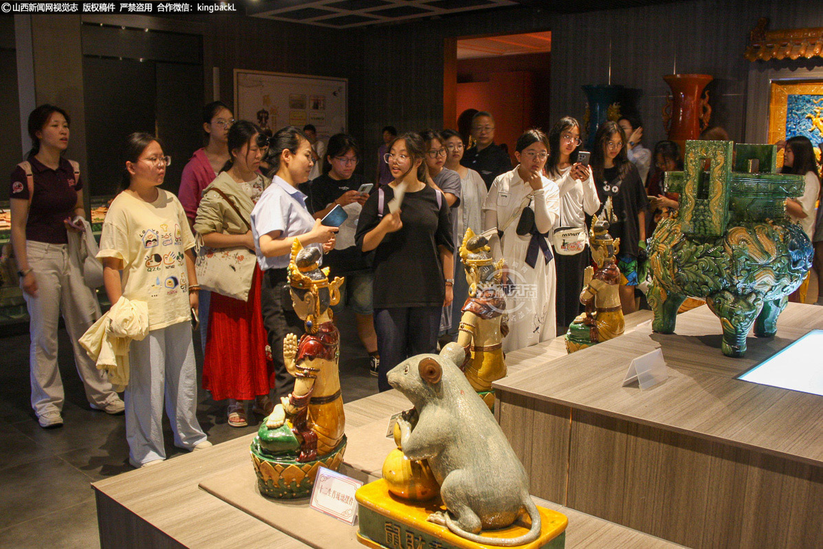      移步 “二十八星宿” 主题展厅，星宿文化与古代天文历法的关联缓缓铺陈，“青龙”“白虎” 等四象守护神的神话故事，点燃了学子们的探索热情。