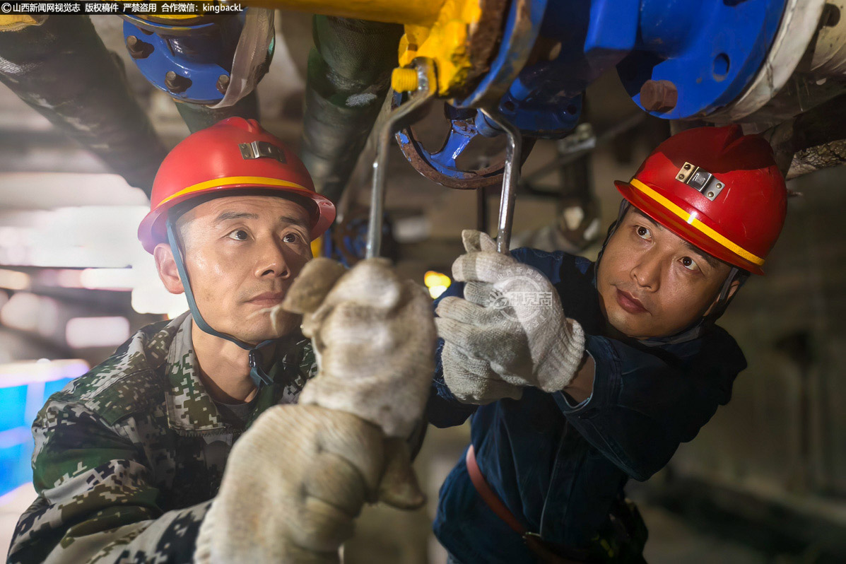      福利楼澡堂的管线迷宫、六层任务楼的设备丛林、地下管廊的狭窄空间，每一次维护都是对协作与技艺的考验。