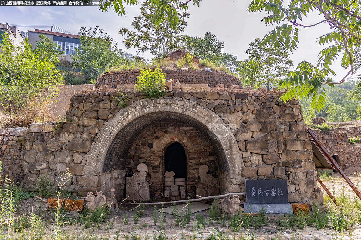     古窑遗址旁，师生与省级非遗传承人围坐对谈，从金元 “官办窑场” 碑刻到当代钛金釉料创新，揭开 “窑火不熄” 的密码。学生们记录老匠人捏制琉璃花钉的过程，笔记本上 “铅釉配比”“火痕控制” 等细节密密麻麻，博物馆的 3D 琉璃模型，让传统与现代思维碰撞出火花。