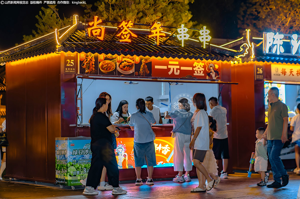      市民既是点亮城市夜经济的“筑梦者”，也是共享发展红利的“受益者”。商户葛乃如说：“当初看到招商消息，和家人商量后，果断租下这个摊位，和老公一起经营。最近，食客比较多，生意红红火火的，心里满是干劲！”