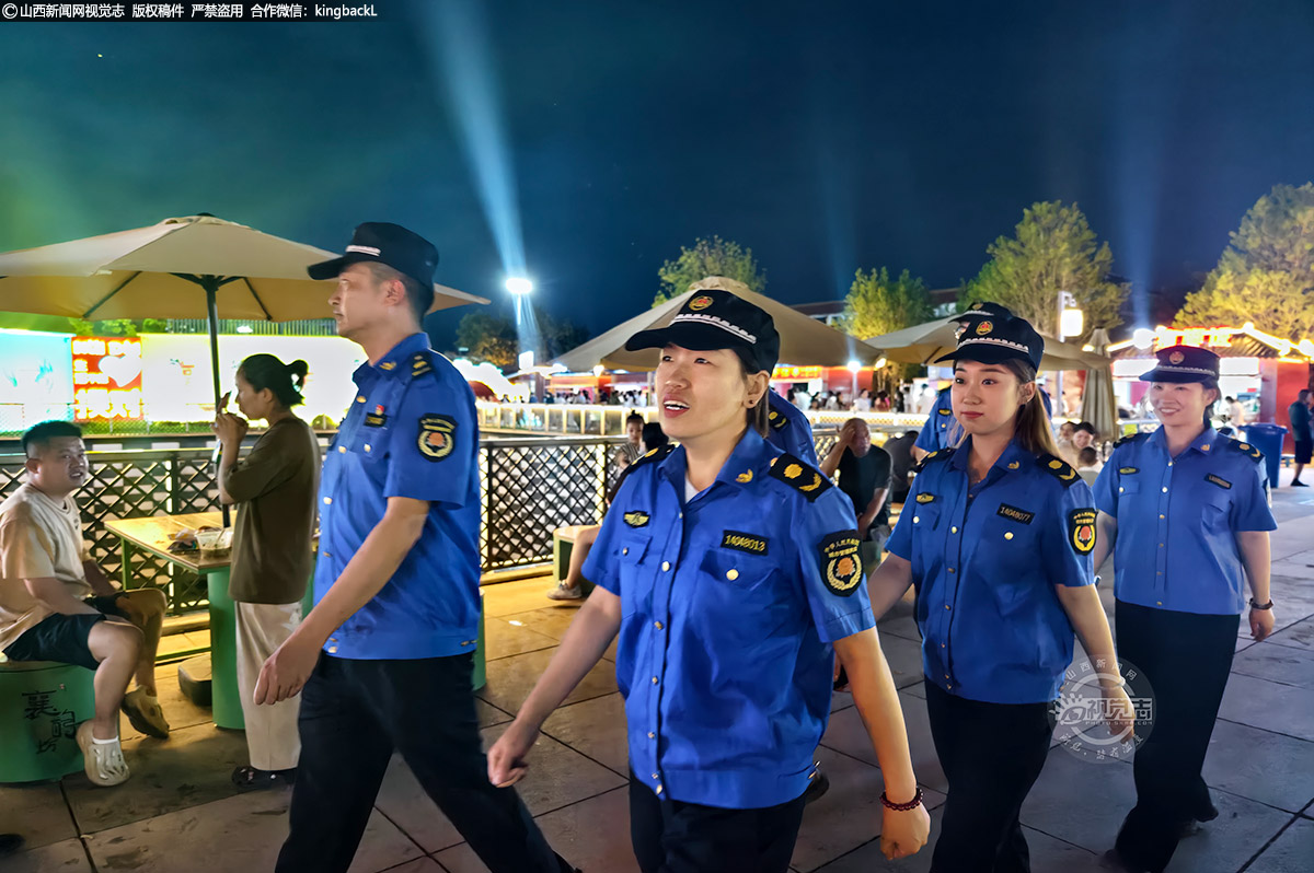      为保障“夜经济”健康有序发展，襄垣县机关事务中心、交警大队、城管执法队在道路交通、安全监管、经营秩序等方面持续发力，共同打好提振消费组合拳，让城市在夜幕下既能迸发出经济活力，又不失整洁有序的文明底色。