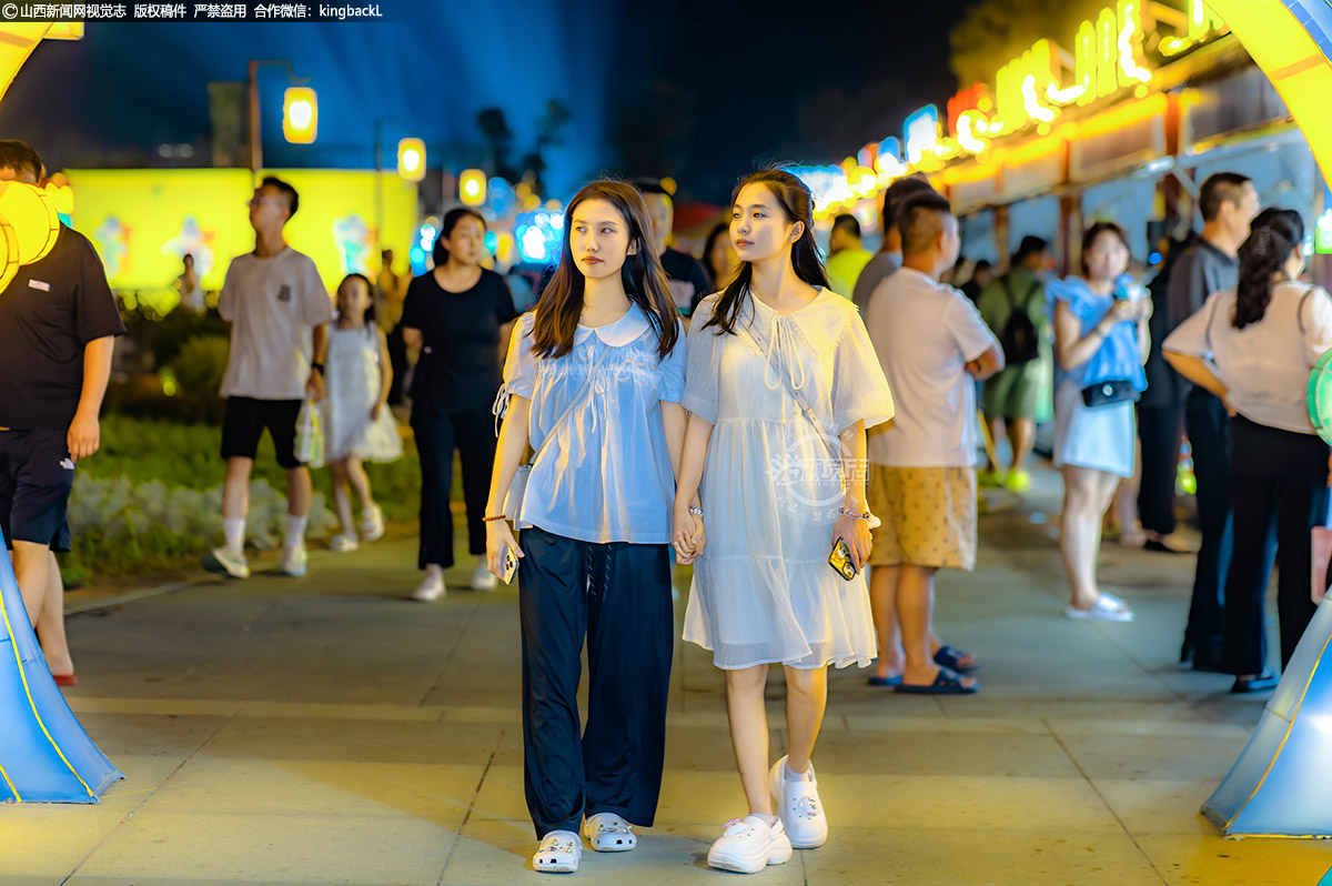      “项目总投资近5000万元，对原市民中心广场进行改造升级，融合了襄垣非遗文化与现代风尚元素。”山西海鑫商业运营管理有限公司副总经理赵大伟介绍，“目前，正积极引进文创产品、非遗手作等特色业态。未来，还将开放地下商场，地上地下联动，织密消费网络，打造‘吃住行游购娱’全链条体验”。