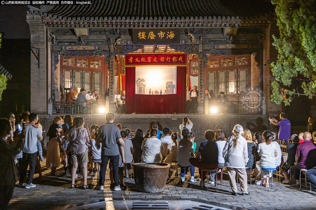      7月13日，在山西省吕梁市孝义市贾家庄三皇庙古戏台，上演了一场消夏皮腔灯影戏。孝义皮腔灯影戏是一门古老的汉族传统艺术，盛夏之际，为更好满足市民日益增长的精神文化需求，推进文化自信自强。孝义市皮影木偶艺术研究会会长侯建川带领弟子们为市民游客演出皮腔灯影戏。将非遗文化的种子播撒在人们心间，尽享非遗文化的独特魅力。（■山西新闻特约摄影师：孙燕）