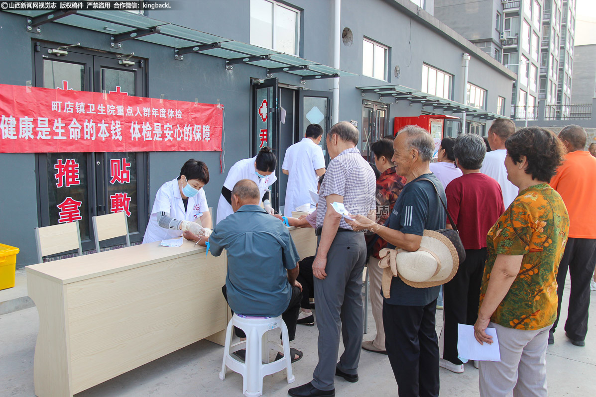      7月18日，阳城县町店镇卫生院 “三下村” 医疗服务“小分队”正在这里为重点服务对象开展体检。今年以来，为切实保障辖区内重点人群的身体健康，把基本公共卫生服务送到群众 “家门口”，町店镇卫生院组织精干医疗服务团队，深入辖区 14 个行政村，针对行动不便的老年人、慢性病患者等特殊群体，开展 “健康守护零距离、重点关爱在身边” 年度免费体检活动。（■本期摄影：陈来全　尹春雷）