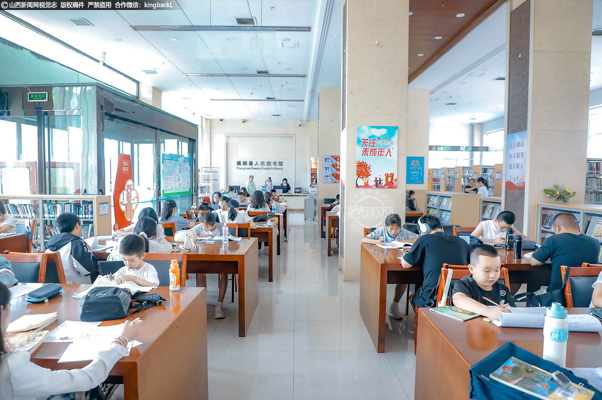      暑假期间，山西省襄垣县各类文化场馆根据学生的实际需求，推出一系列主题丰富、形式多样、内容多元的文化惠民服务。广大青少年走进清凉之地与书籍对话，踏上文化之旅探寻历史智慧，投身实践活动感受不同领域魅力，尽情享受着暑期独特的学习与探索乐趣。（■本期摄影：襄垣县融媒体中心）