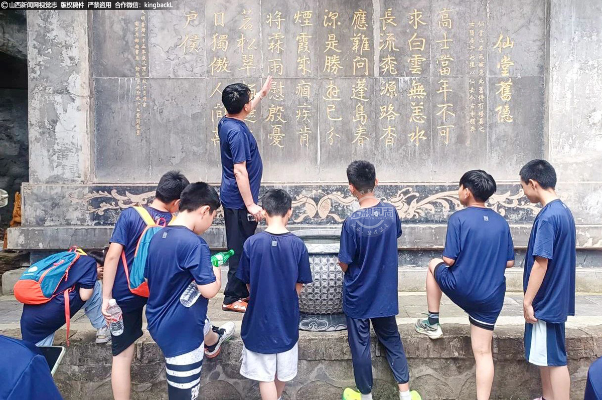      走出图书馆，文化研学成为青少年开拓视野的新方式。在仙堂山巅，学生们沿着法显大师的足迹，开启“边走边学”的文化之旅。他们在仙堂寺古道追寻少年法显的身影、在修行石洞前体会坚持的力量、在法显纪念苑聆听西行求法历程、在黑龙洞和朱砂洞中探访自然奇观……于所见所触中体悟文化温度，也在行走中悄然沉淀成长智慧。