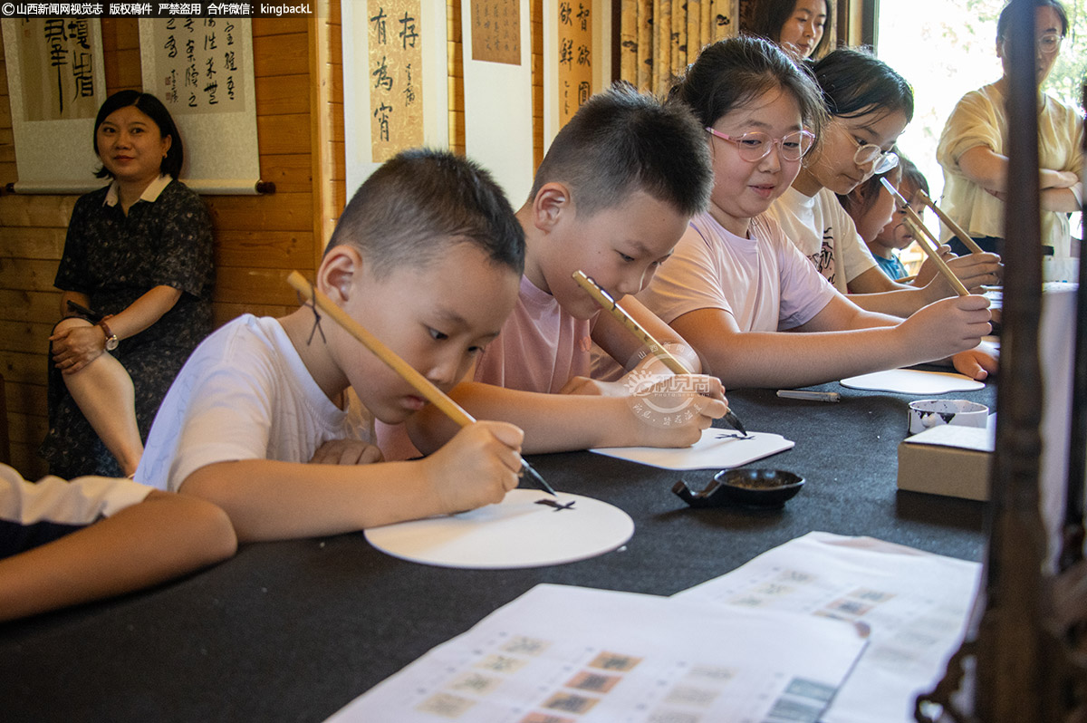      “墨韵扇间 亲子共书”活动则把创作场域移至东湖之畔。孩子们在老师指导下执笔挥毫，将祝福与心声写在扇面，墨香与湖风交织，笔墨丹青的意境悄然融入心间。