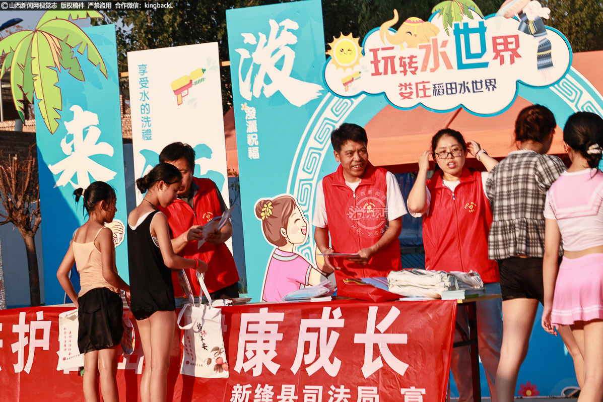      他们结合夏季特点，重点普及了防溺水、交通安全、网络保护等与未成年人息息相关的法律条文，提醒孩子们在享受假期乐趣的同时，时刻绷紧安全这根弦。