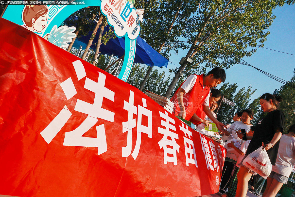      面对家长们，志愿者们耐心解答关于未成年人监护、权益保护等方面的疑问，引导家长们了解自身在孩子成长过程中的法律责任，帮助他们用法律武器为孩子的健康成长保驾护航。