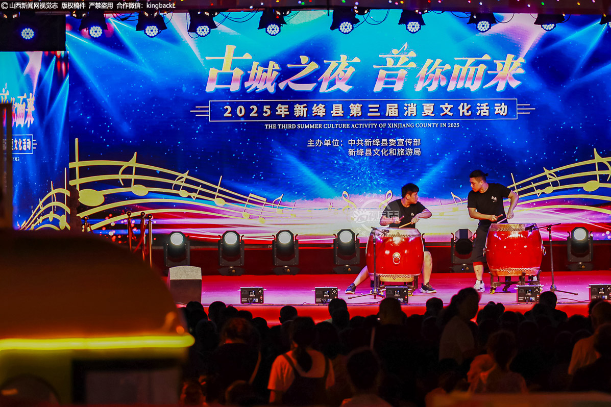      来自香港赤炼鼓乐团的一对父子登台表演绛州鼓乐《牛斗虎》，激昂的鼓点、默契的配合，将这一传统鼓乐的魅力展现得淋漓尽致，将现场气氛推向高潮，现场叫好声不断。