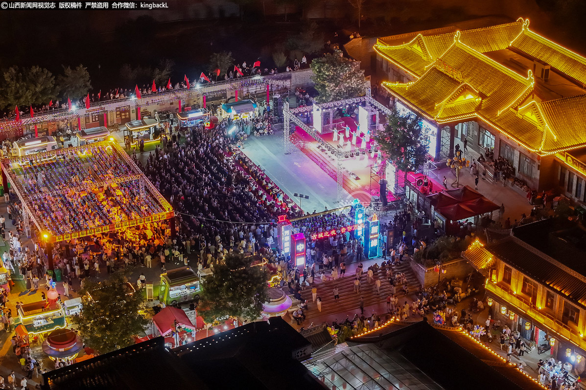      7月28日，革命老区、全国历史文化名城运城市新绛县的古城绛州热闹非凡。由县委宣传部和文化旅游部门主办，以 “消夏之夜 音你而来” 为主题的第三届消夏文化节在此火热开幕，吸引了当地及香港等多地游客、传统文化爱好者齐聚，共赴这场夏日文化盛宴。（■本期摄影：高新生）