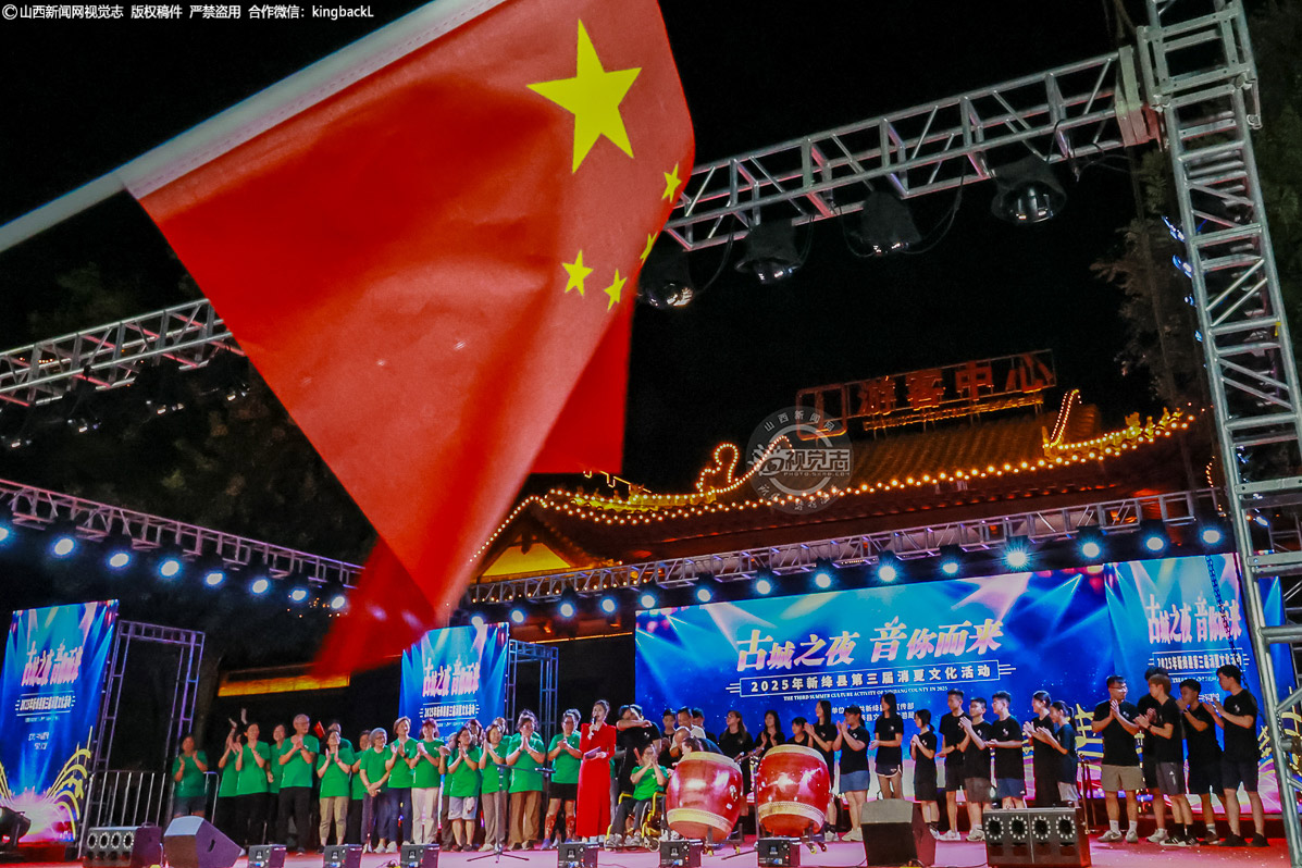      当晚，绛州广场上人头攒动，热闹非凡。开幕式在气势恢宏的开场表演中拉开帷幕，激昂的鼓点、灵动的舞姿瞬间点燃现场气氛，让观众们感受到了新绛独有的热情。
