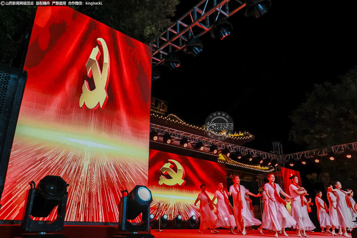      演出节目精彩纷呈，充分展现了新绛的文化魅力。文艺工作者们带来的《烽火岁月》篇章。