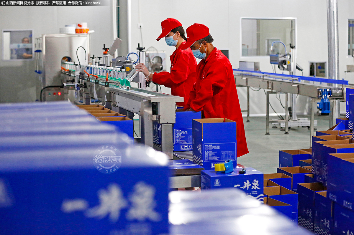      在生产车间，工人们身着红色工作服，统一佩戴口罩，清澈的泉水从地下抽出后，依次经过石英砂过滤、活性炭吸附、精密过滤、臭氧杀菌等 12 道工序，最终灌装成瓶。