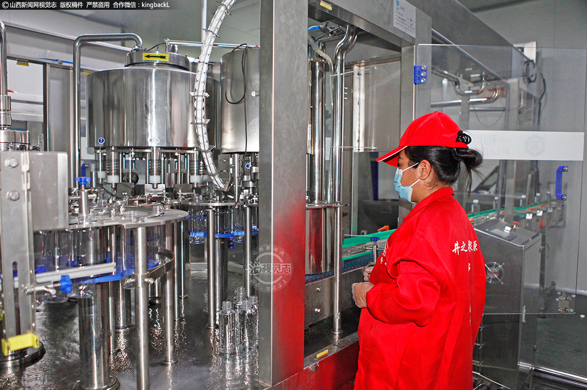      目前，水厂提供10个固定岗位、5个临时岗位，旺季用工量可达30人，人均年收入超3.6万元。