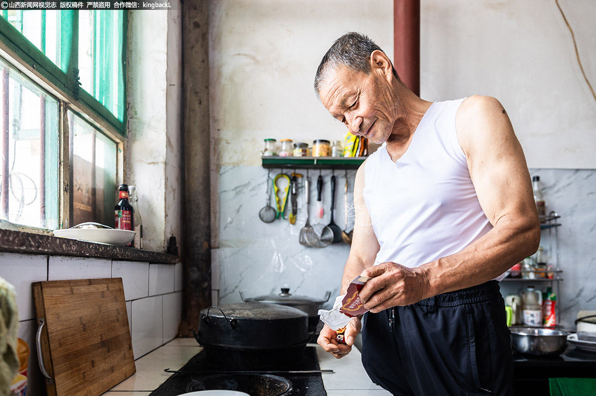      “姥爷，点火......”
7月18日，一句带着襄垣乡音的吆喝，网络达人冉同的身影，就这样带着烟火气走进千万人的屏幕。翻开她的抖音主页，从热气腾腾的大把拉面到酥脆香甜的油炸黄糕，每一帧画面都浸透着山西味道独有的醇厚。（■本期摄影：栗玉杰   邓蓉）