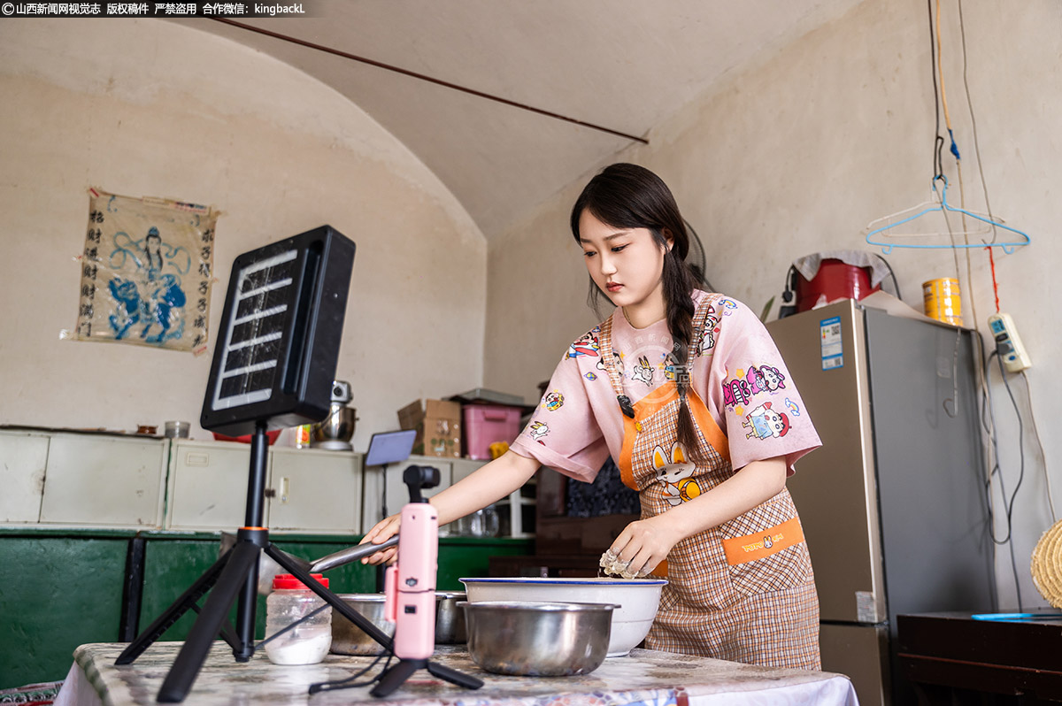      山西省襄垣县王村镇孔家洞村，刚推开冉同姥爷家的木门，就见她站在老灶台前忙碌着。