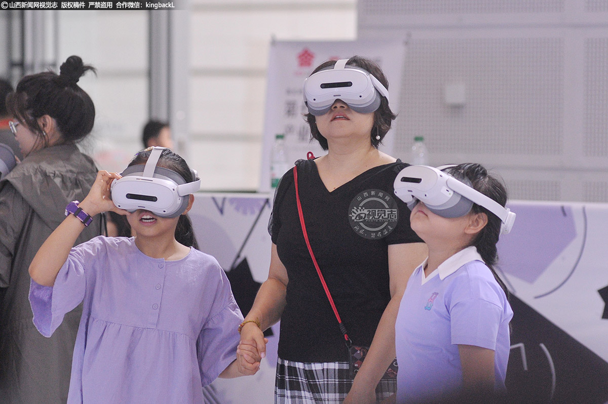     8月23日，和妈妈一起体验VR眼镜。