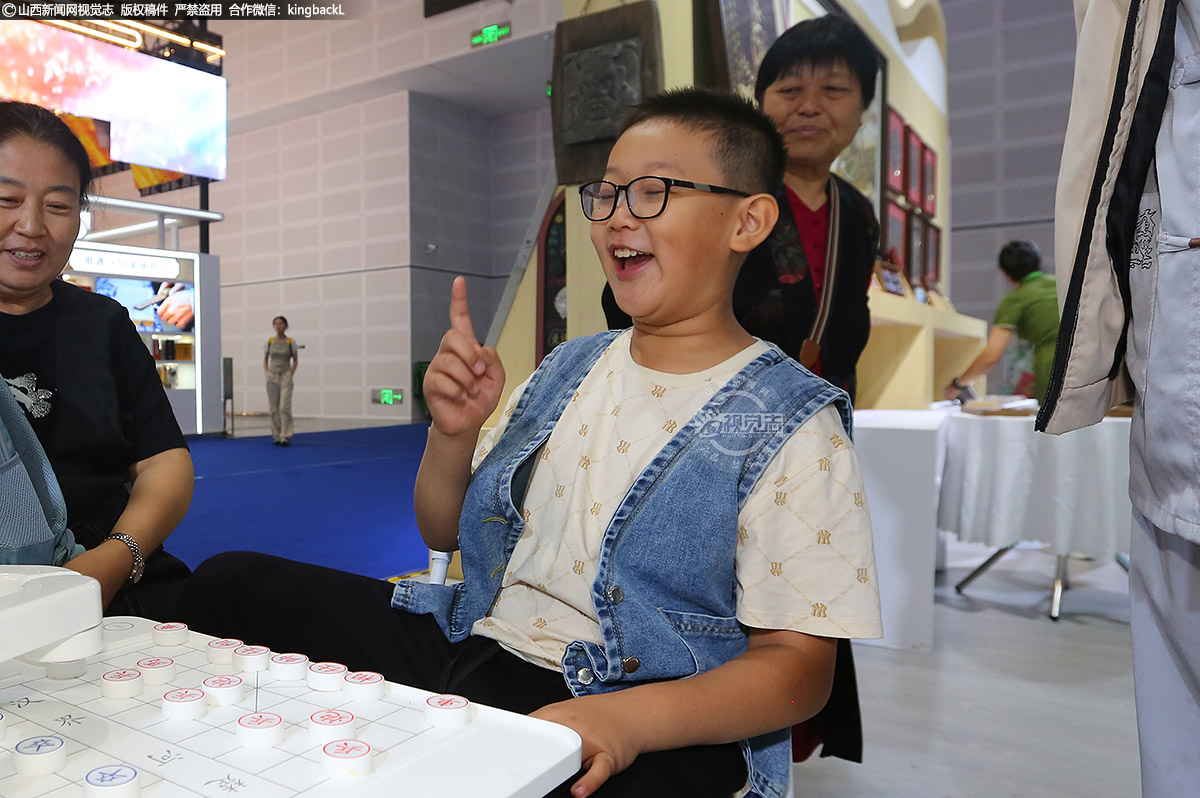      8月23日，一眼识破象棋机器人的招数。