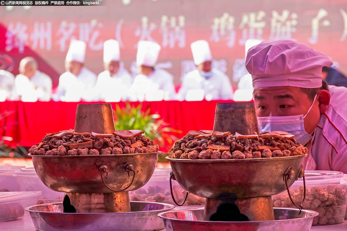      赛场上，选手们认真对待、切磋技艺、相互促进，从操作顺序和手法、熟练程度、安全意识等全方位展现自身服务技能，展示出新时代精湛的职业技能和良好的精神风貌。