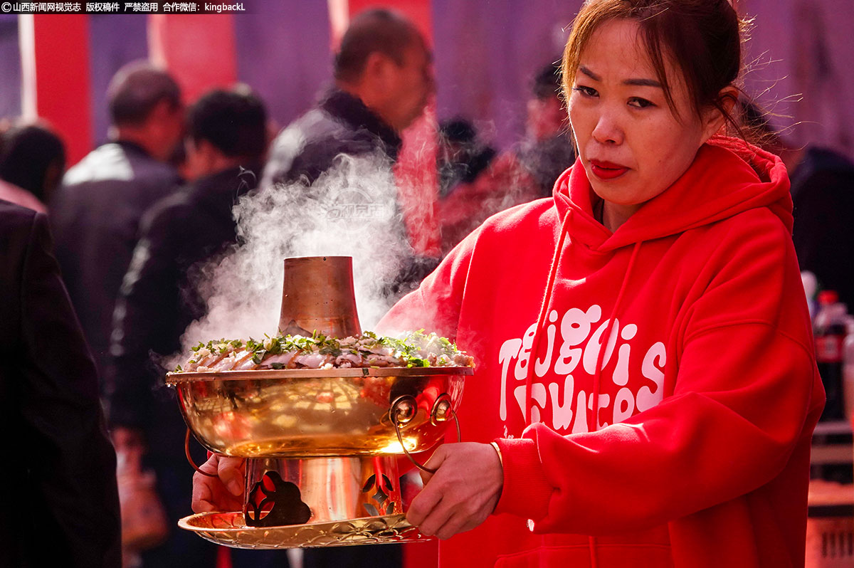      新绛的火锅，从本意而言，寓意融洽、和谐，团圆，每逢过年过节，男女老少、亲朋好友围着热气腾腾的火锅，把酒言欢，举筷大吃，洋溢着其乐融融的气氛，象征着家庭团圆、和谐幸福的中国传统文化。