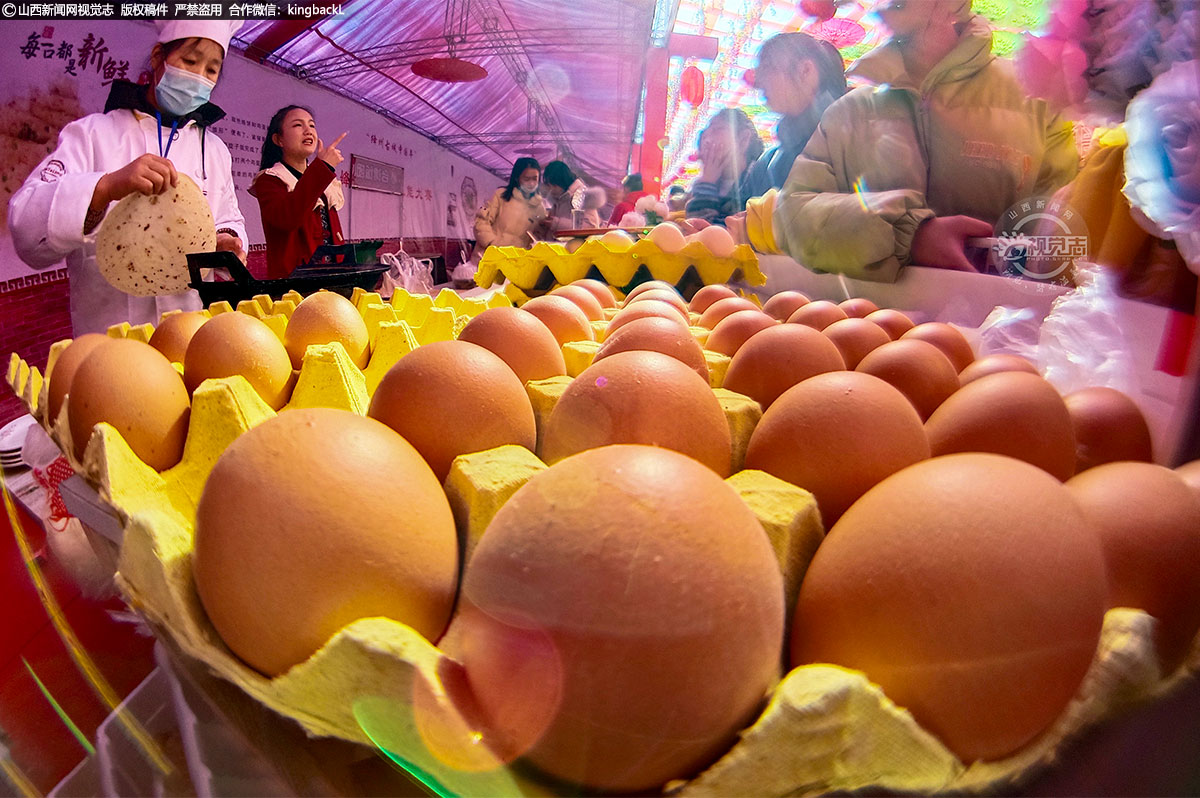      鸡蛋旋子，其实就是鸡蛋烙饼，先烙好葱花饼，然后在单面或者双面粘上煎好的鸡蛋饼即成。这道美食皮薄味香、油而不腻、食之无腥，为新绛独有。咬上一口鸡蛋旋子，酥、软、绵、香，回味无穷。