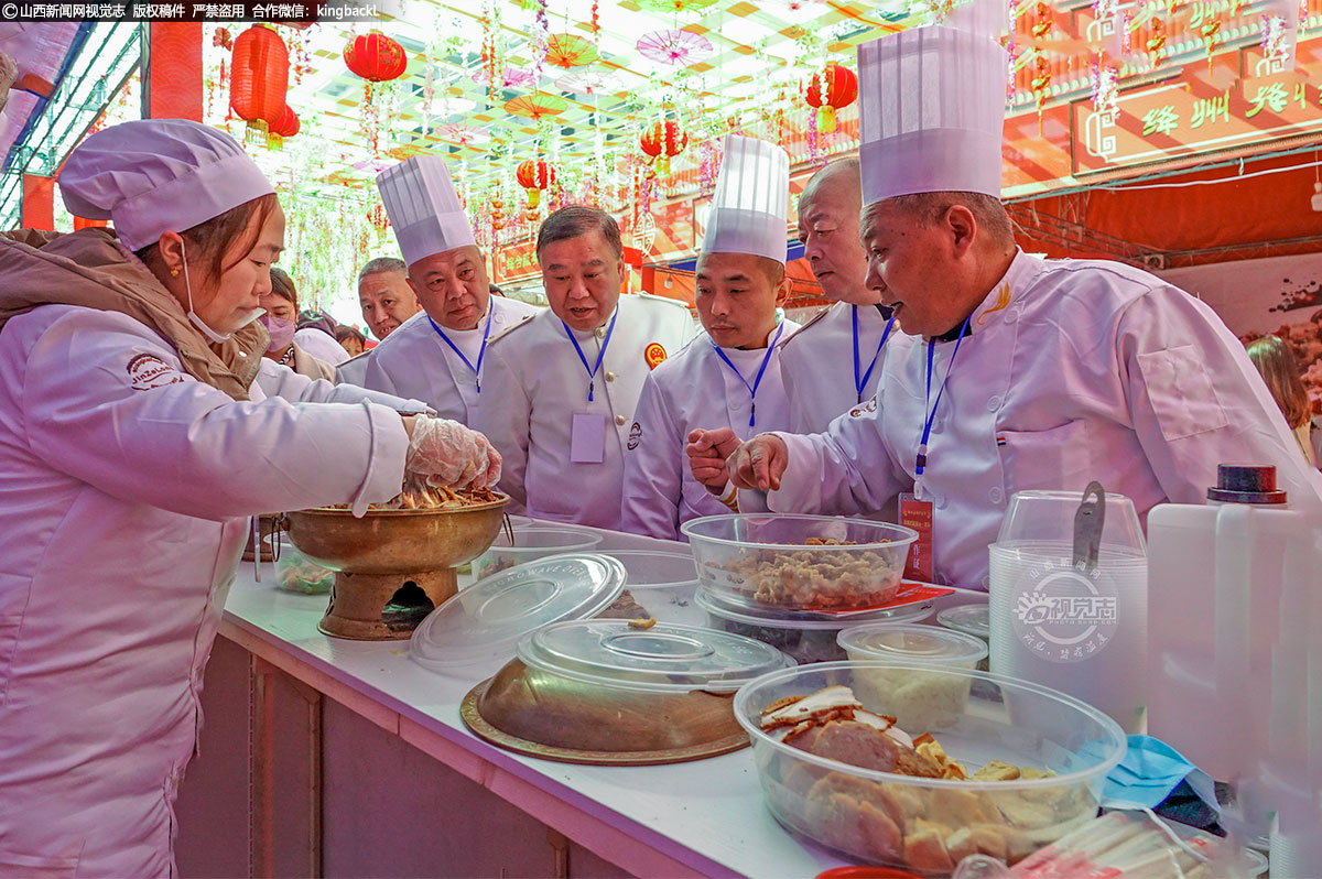      传承千百年的绛州火锅和鸡蛋旋子，吸引着评委和众多群众及游客大饱眼福和口福。此次比赛的火锅，汤料鲜美，粉条劲道，木耳和丸子等其他食材也很爽口，好吃又过瘾，不亏为绛州名吃之首。