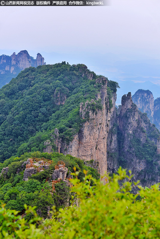 王莽岭景区地处太行山南端主峰部位,自然风光奇峻险秀,最高海拔1700余米,站在山巅,能使人真正领略“自古太行天上脊”的风采。