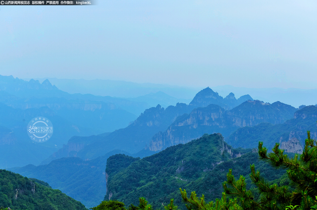 采访团一路沿山而上,在极顶观景台将景色尽收眼底,看座座山峰并立于云间,漫山遍野的绿树将群山尽染,漫天的云雾和层积云随风飘移,宛若一幅千变万化的云海图,形成了“层层山色远、处处云海飘”的奇特景观。
