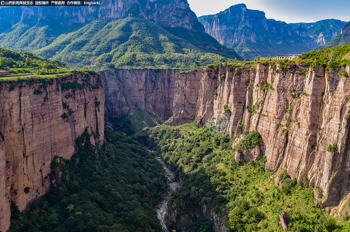 这里的云海、日出、奇峰、松涛、挂壁公路、红岩大峡谷、立体瀑布,形成了八百里太行最著名的自然景观,素有“太行至尊”“清凉胜境”“世外桃源”的美誉。