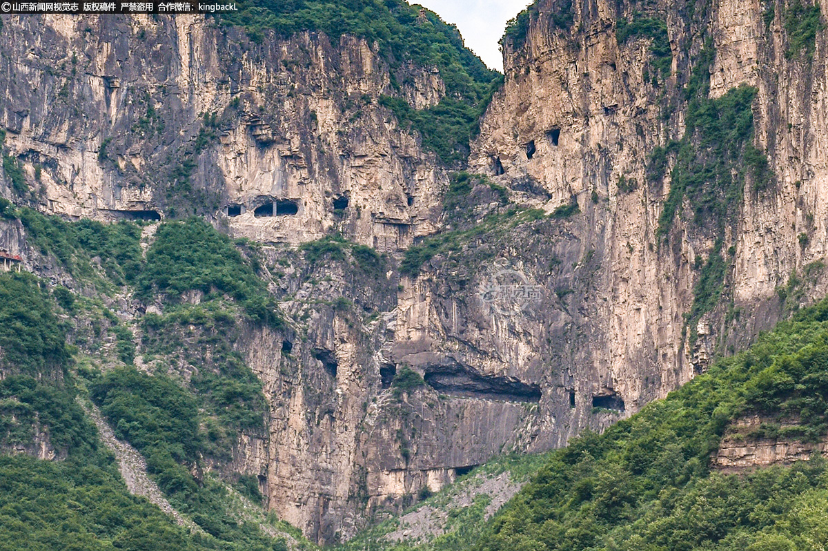 云海翻腾的高山之巅,是自然给予人们的震撼。盘踞在山壁之畔的锡崖沟挂壁公路,则给一代代山里人用血肉之躯开凿出来的人文奇观。