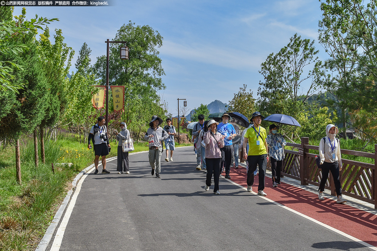 在采访团一行的感叹声中,沿锡崖沟挂壁公路一路穿行,便来到了“太行水镇”锡崖沟,一下车,白墙灰瓦的房屋、穿村而过的河流以及湿润清新的空气,都让人仿佛置身于江南水乡。
