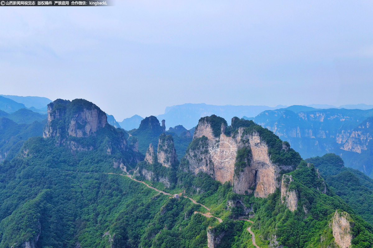 水乡云海入画来,流连美景不愿归。夏日的王莽岭,高山以绿意迎客,水乡以葱茏留人,盘踞山间的“奇迹之路”,也成为了这里的不朽印记。