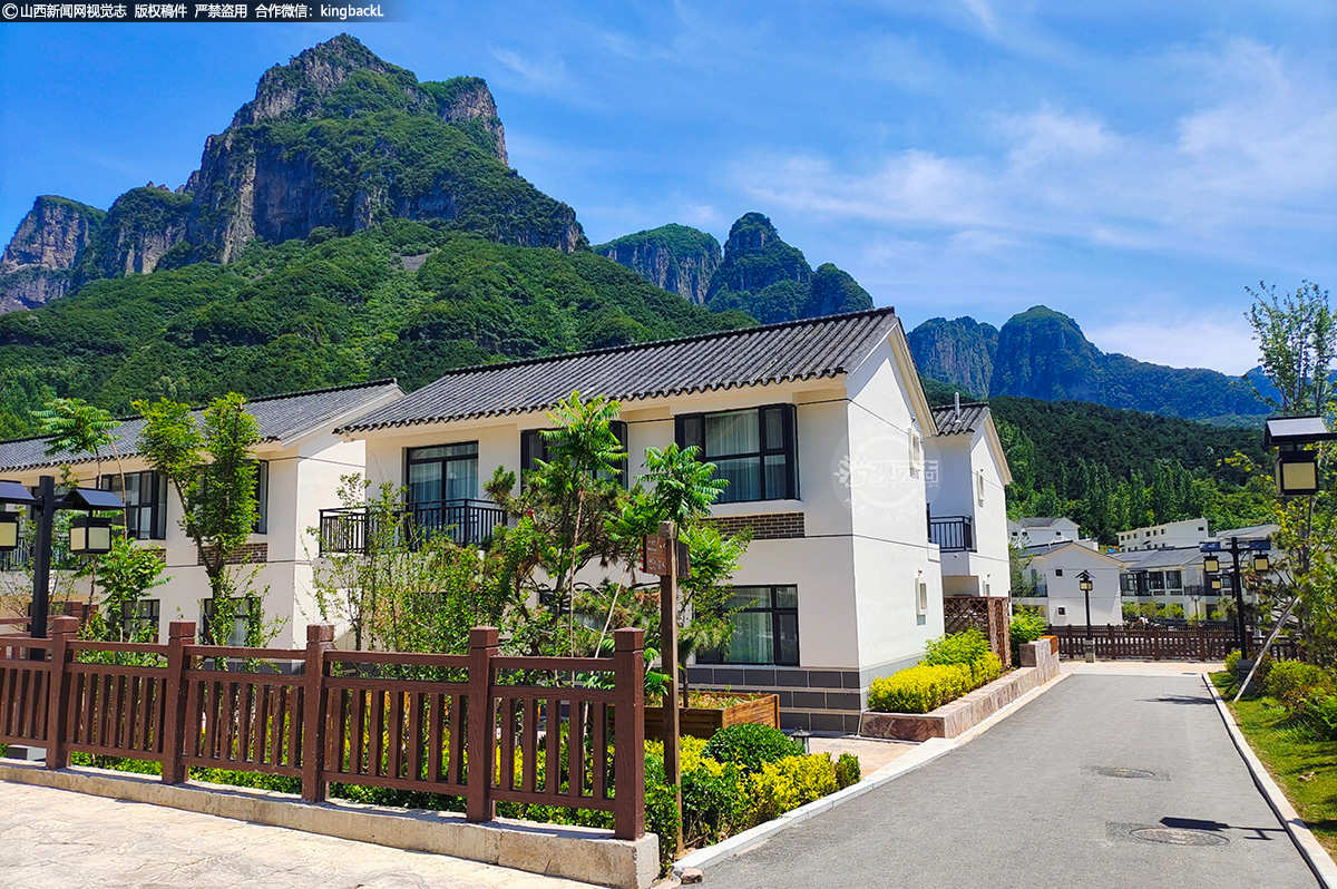 为打造集住宿餐饮、休闲娱乐、民俗体验、康养度假等为一体的旅游综合服务体,景区回租当地村民的120套安置房,在充分尊重群众意愿基础上,对房屋进行统一设计装修、统一管理运营,建成了拥有1800余张床位、全国规模最大的高端康养民宿群。